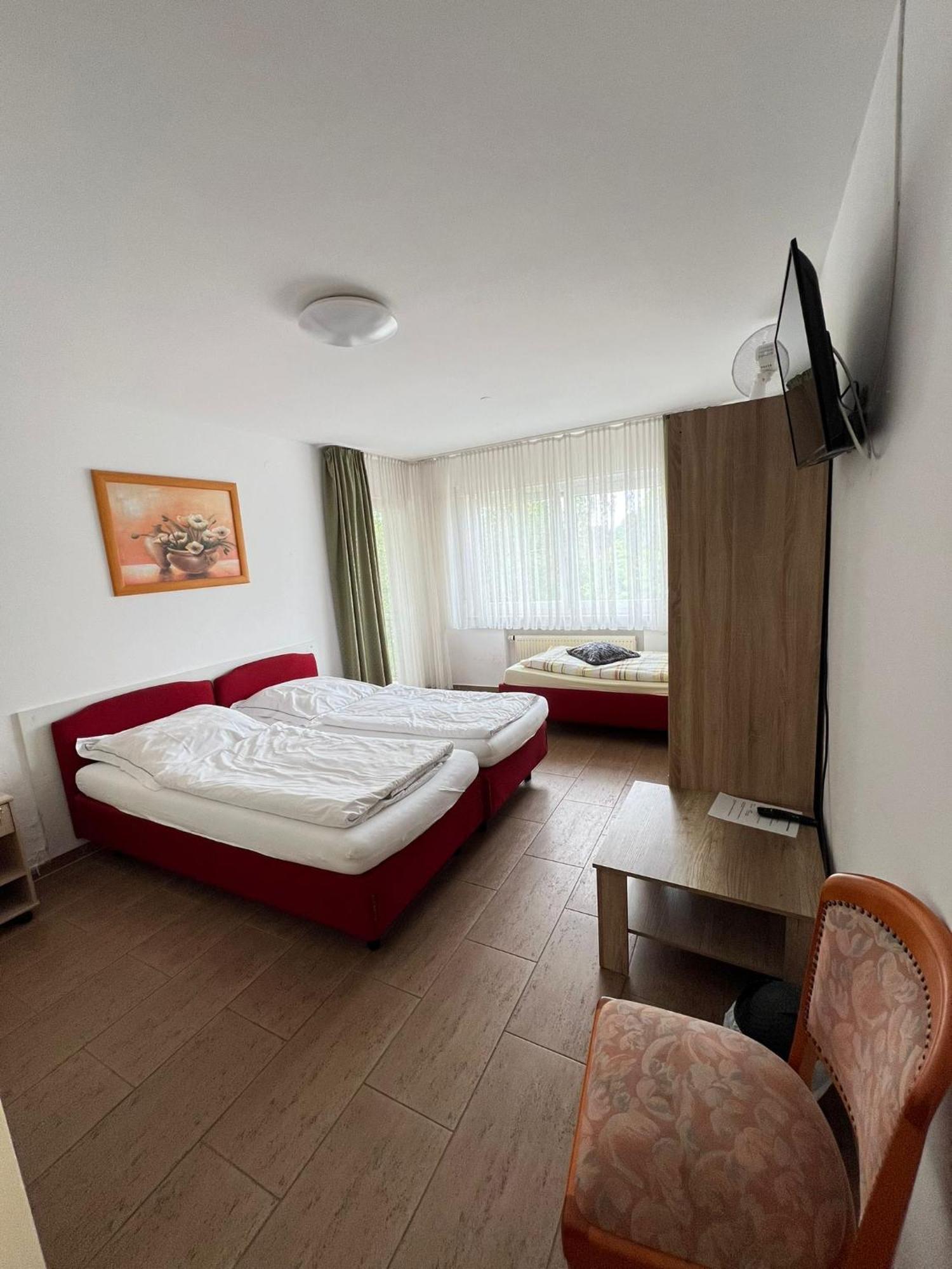 Hotel Restaurant Neffelthal Kerpen  Dış mekan fotoğraf